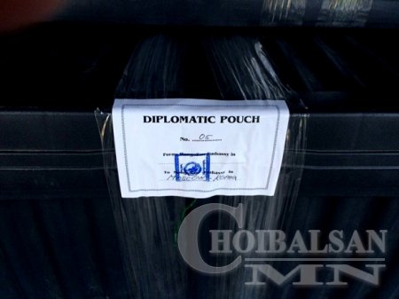 Д.Дөхөмбаяр найзтайгаа найман хайрцаг тамхи хилээр нэвтрүүлэхийг завджээ