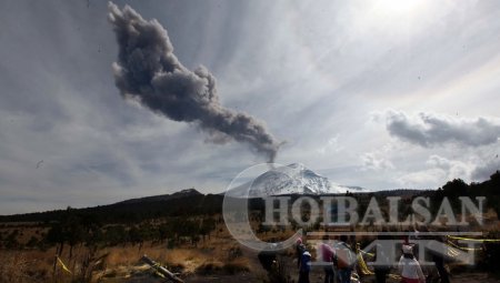 Галт уулын үнс Мексикийн нийслэлийг бүрхэж байна