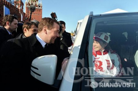 Оросууд тамирчдаа “BMW” автомашинаар шагналаа