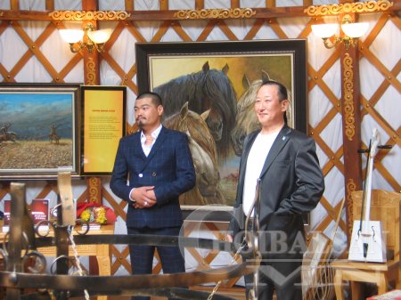 Яруу найрагч, сэтгүүлч У. Баярсайханы “Хамгийн түрүүнд бодолдоо дурлана” но ...