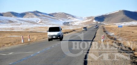 Дорнод аймгийн чиглэлийн зам халтиргаа, гулгаатай байгааг анхааруулж байна