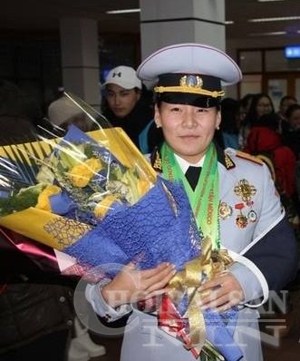 Хос медальтан эх орондоо ирлээ