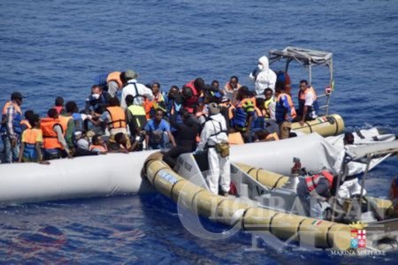 Газар дундын тэнгисээс 550 цагаачдыг аварч 5 цогцос олжээ