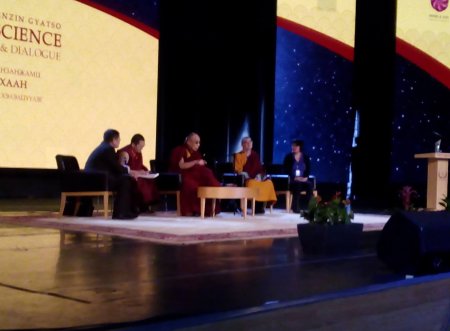 Шинжлэх ухаан ба Бурханы сургаал хэлэлцүүлэгт оролцож байна