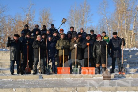 “Найрамдал парк”-ын цасыг ИТХ-ын төлөөлөгчид цэвэрлэлээ