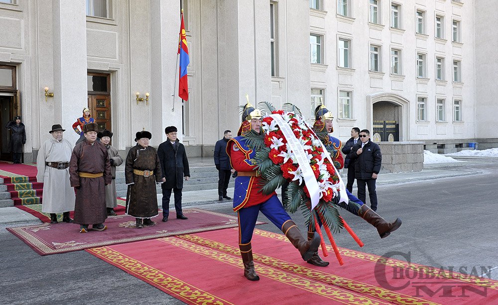 Монгол Төрийн тамганы хөшөөнд цэцэг өргөж, хүндэтгэл үзүүллээ