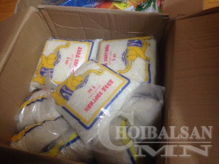 Дорнод аймгийн Улсын бүртгэлийн хэлтэсийн хамт олон зуданд нэрвэгдсэн малчидад тусламж хүргэв
