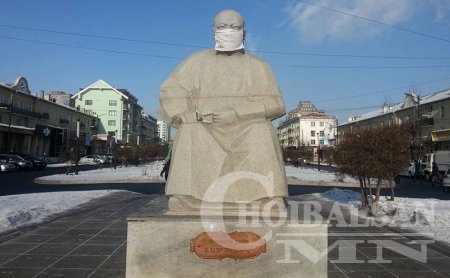 Улаанбаатарын хөшөөнүүдэд амны хаалт зүүжээ