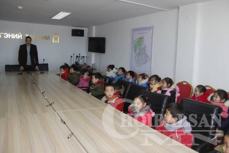 Хүүхдүүд сумын Засаг даргын Тамгын газартай танилцлаа
