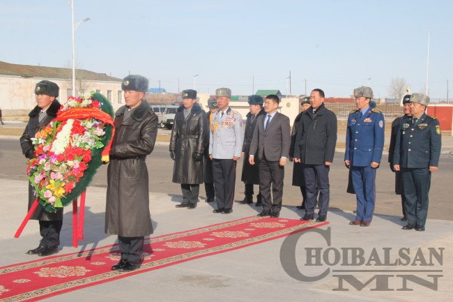 Монгол цэргийн өдөр, орчин цагийн Зэвсэгт хүчний 96 жилийн ойг тохиолдуулан Монгол дайчдын хөшөөнд цэцэг өргөлөө