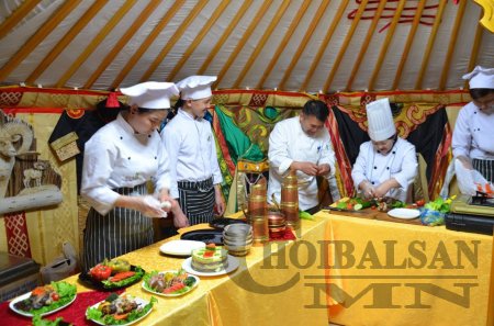 "Дорнын аялал" үзэсгэлэн яармагт Политехникийн коллеж оролцлоо