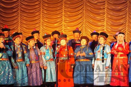  Дорнод аймгийн "Эгшиглэнт аялгуу" хамтлаг Дашбалбар суманд уран бүтээлийн тоглолт  хийв