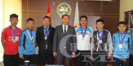 Хөлбөмбөгийн насанд хүрэгчдийн улсын аваргад Мөнгөн медаль хүртсэн баг тами ...