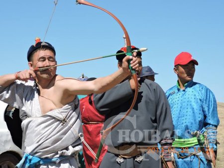 Матадхан уулын их тахилгад үндэсний сурын тэмцээн болжээ