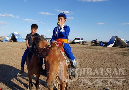 Эрдэнэбадрах уулын тахилга наадам болж өнгөрлөө