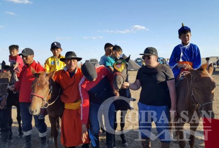 Эрдэнэбадрах уулын тахилга наадам болж өнгөрлөө