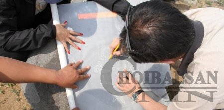 Дөрвөлжин булшны хашлага чулуун дээрх хадны зургийг баримтжуулжээ