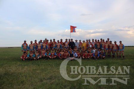 Улсын баяр наадамд Дорнод аймгийн бөх түрүүлвэл дөрвөн өрөө байр бэлэглэнэ гэжээ