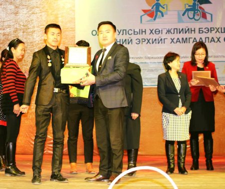 "Хөгжлийн бэрхшээлтэй иргэдийн эрхийг хамгаалах өдөр"-өөр шилдэг залуучуудаа шагнажээ