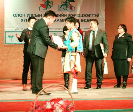 "Хөгжлийн бэрхшээлтэй иргэдийн эрхийг хамгаалах өдөр"-өөр шилдэг залуучуудаа шагнажээ
