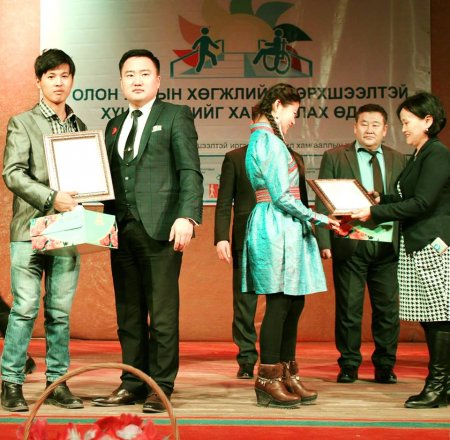 "Хөгжлийн бэрхшээлтэй иргэдийн эрхийг хамгаалах өдөр"-өөр шилдэг залуучуудаа шагнажээ