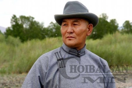 Ардчилал ахаас чинь үнэтэй юм бол бариад зодчих, би харж байя!