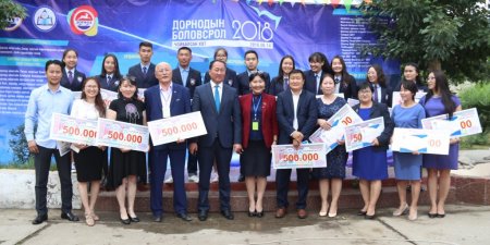 Элсэлтийн ерөнхий шалгалтад 800 оноо авсан сурагч, багш нарт шагналыг гардууллаа.