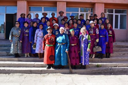 ХАЛХГОЛ СУМЫН ХЭМЖЭЭНД ОЛОН УЛСЫН АХМАДЫН БАЯРЫН ӨДРИЙГ ТЭМДЭГЛЭН ӨНГӨРҮҮЛЛЭЭ