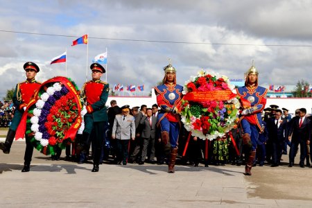 ХАЛХЫН ГОЛЫН ДАЙНЫ 80 ЖИЛИЙН ОЙГ ЧОЙБАЛСАН ХОТОД ТЭМДЭГЛЭН ӨНГӨРҮҮЛЖ БАЙНА