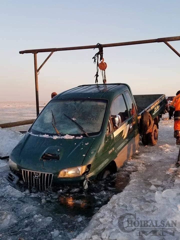 Буйр нууранд хоёр автомашин живжээ