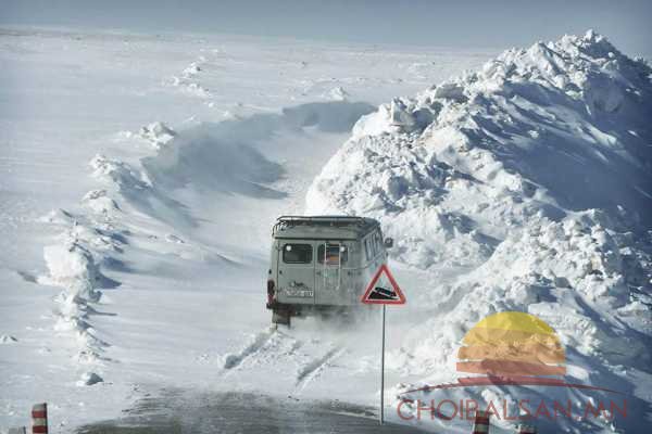 Дорнод аймгийн нутагт цасанд суусан автомашинуудыг татан гаргажээ