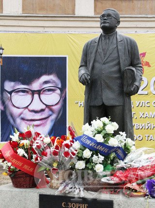 С.Оюун: Хэрэг хурдан илрээсэй гэж залбирахаас өөр зам алга