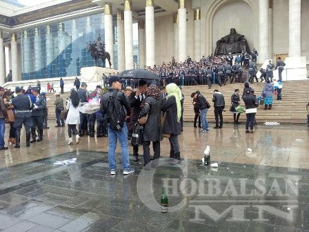 Монголын ирээдүйг хорлогч сургуулиудыг яах вэ