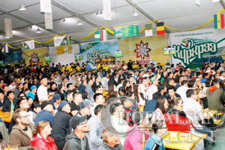 Хөлбөмбөгийн фанатуудтай өнгөрөөсөн нэгэн шөнө