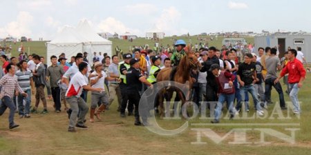 Морь руу дайрдаг монгол зомбинууд