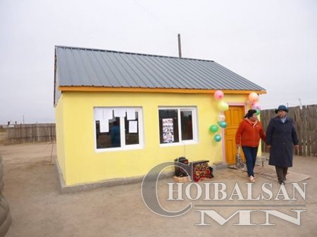 Өндөр настанд байр барьж өгчээ