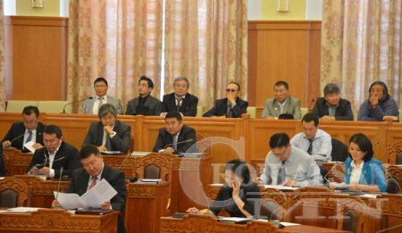 Хөөрхий гишүүд маань аргаа барж байна даа