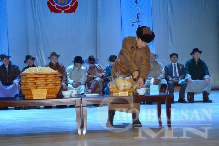 МАН-ЫН УДИРДЛАГУУД ГИШҮҮД ДЭМЖИГЧИД, АЛБАН ХААГЧДАА ХҮЛЭЭН АВЧ МОДОН ХОНЬ ЖИЛИЙН САР ШИНИЙН ЗОЛГОЛТОО ХИЙЛЭЭ