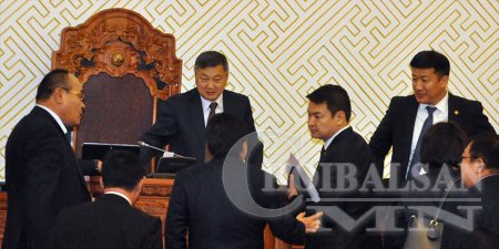 МАН-ын ээлжилт сөрөлт: Ч.Сайханбилэг лидер биш гэдгээ харуулчихлаа