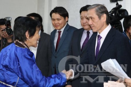 Н.Энхбаяр шинэ гишүүдээ батламжлав