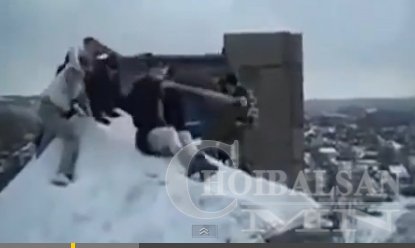 Байшин дээрээс нисэх оролдлого хийж буй бүсгүй