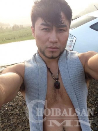 Жүжүигчн Амгаа аавыгаа хайж байна