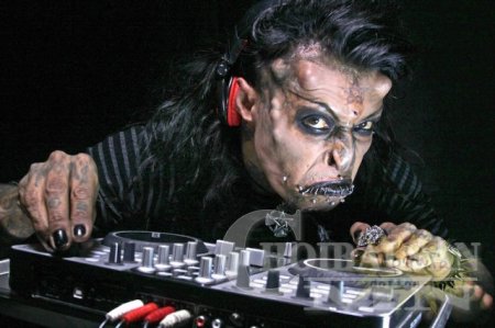 Өөрийгөө чөтгөр болгож хувиргасан ди-жей