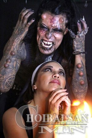 Өөрийгөө чөтгөр болгож хувиргасан ди-жей