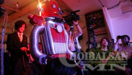 Японд дэлхийн анхны роботын хурим болжээ