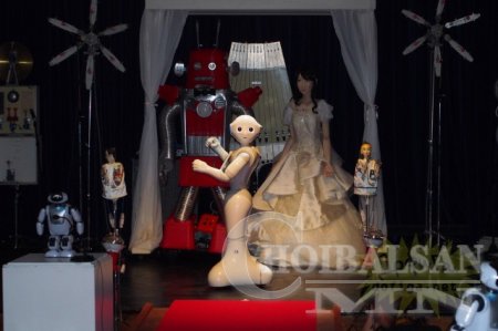 Японд дэлхийн анхны роботын хурим болжээ