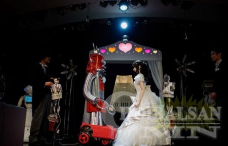 Японд дэлхийн анхны роботын хурим болжээ