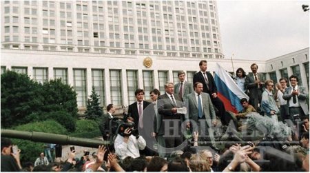 Оросууд 1991 оны хувьсгалыг буруушааж байна