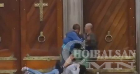 61 настай орон гэргүй хүн барьцаанд байсан эмэгтэйг аврахыг тулд амиа золиосолжээ