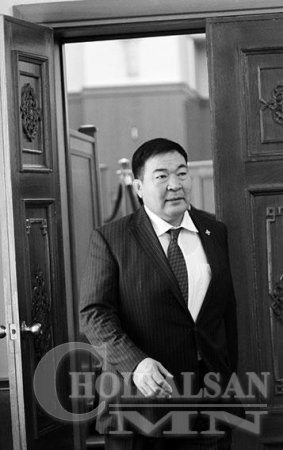 Б.Бат-Эрдэнэ: Иргэдийн худалдан авах чадвар 30-40 хувиар буурсан байна